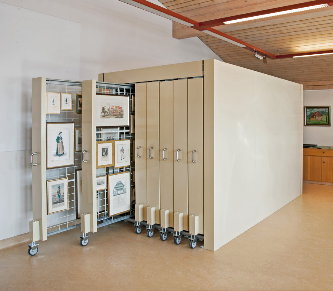 Completely closed compact Art Gallery storage system