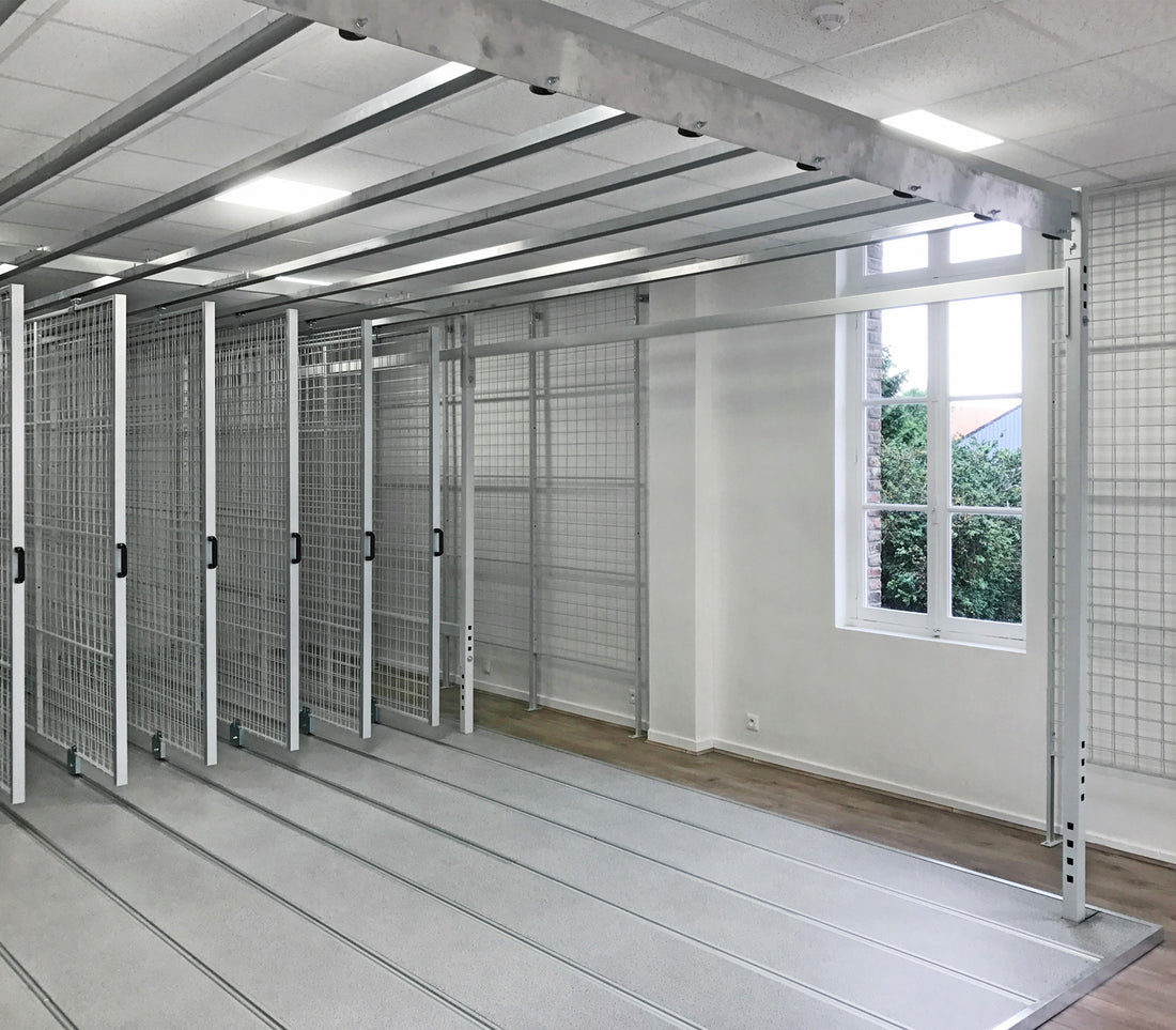 Museum floor-running painting storage depot