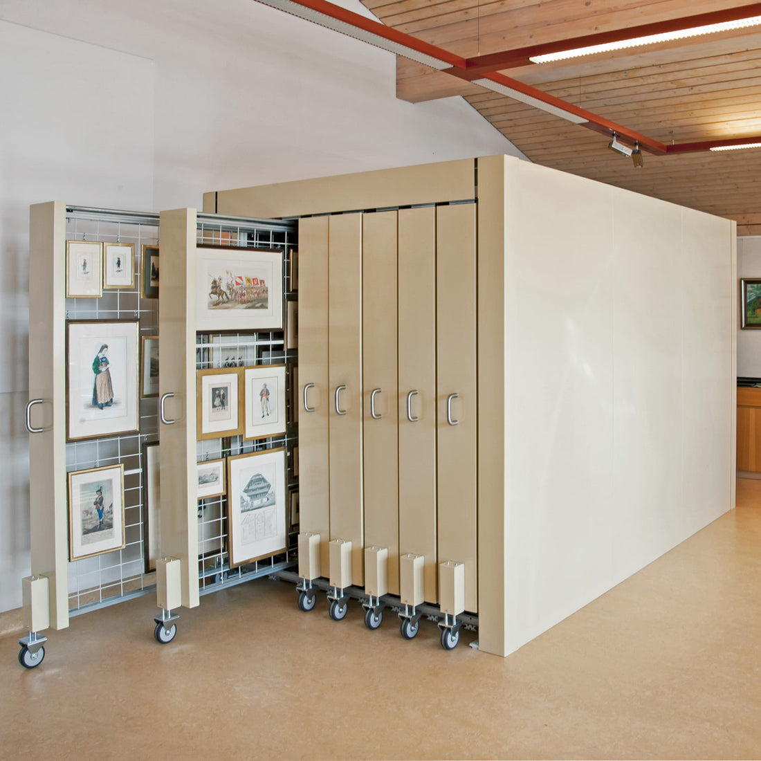 Completely closed compact Art Gallery storage system