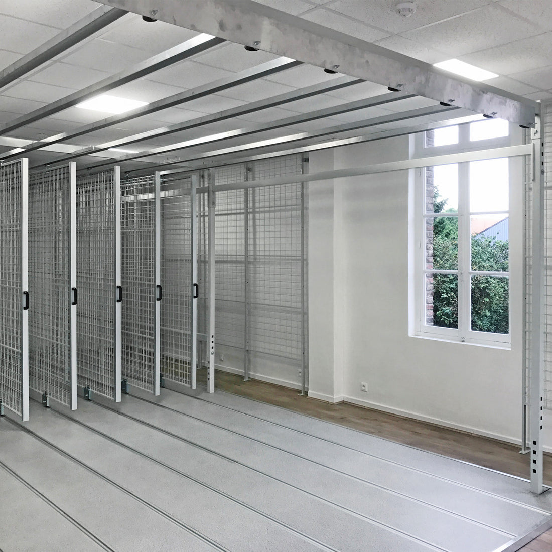 Museum floor-running painting storage depot